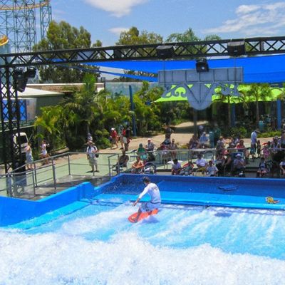 Flowrider Water Ride Surfing Simulator z 160-240 jeźdźcami na godzinę, 37KW Surfing Engine i 150.000 litrów zbiornika