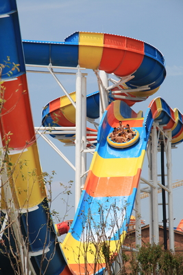 Ulepsz swój park wodny dzięki wytrzymałym zjeżdżalniom wodnym z włókna szklanego, zaprojektowanym z myślą o szybkich zjazdach i ekscytujących zakrętach i skrętach