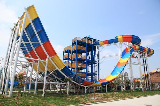 Zmodernizuj swój park wodny z trwałymi toboganami wodnymi z włókna szklanego zaprojektowanymi do toboganów bumerangów