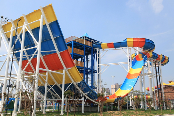 Zmodernizuj swój park wodny z trwałymi toboganami wodnymi z włókna szklanego zaprojektowanymi do toboganów bumerangów