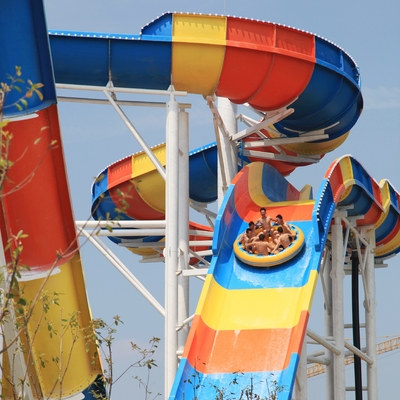 Zmodernizuj swój park wodny z trwałymi toboganami wodnymi z włókna szklanego zaprojektowanymi do toboganów bumerangów