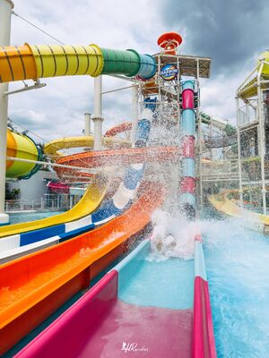 Aquapark z certyfikatem CE ISO z dostosowywanymi motywami do zabawy w wodzie, interaktywnymi zjeżdżalniami zapewniającymi bezpieczną zabawę i kolumnami ze stali ocynkowanej ogniowo