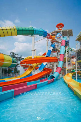 Aquapark z certyfikatem CE ISO z dostosowywanymi motywami do zabawy w wodzie, interaktywnymi zjeżdżalniami zapewniającymi bezpieczną zabawę i kolumnami ze stali ocynkowanej ogniowo
