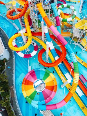 Aquapark z certyfikatem CE ISO z dostosowywanymi motywami do zabawy w wodzie, interaktywnymi zjeżdżalniami zapewniającymi bezpieczną zabawę i kolumnami ze stali ocynkowanej ogniowo