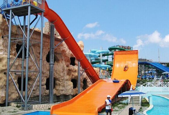 2-osobowy zjeżdżalnia wodna U-Turn z 13m Wall-Ride Thrill, 480 jeźdźców / godzinę Pojemność i 21 × 58m Compact Footprint