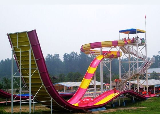 2-osobowy zjeżdżalnia wodna U-Turn z 13m Wall-Ride Thrill, 480 jeźdźców / godzinę Pojemność i 21 × 58m Compact Footprint