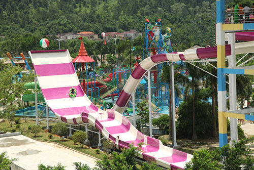 2-osobowy zjeżdżalnia wodna U-Turn z 13m Wall-Ride Thrill, 480 jeźdźców / godzinę Pojemność i 21 × 58m Compact Footprint