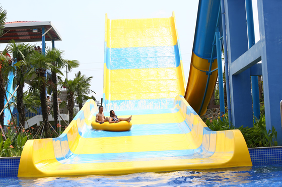 2-osobowy zjeżdżalnia wodna U-Turn z 13m Wall-Ride Thrill, 480 jeźdźców / godzinę Pojemność i 21 × 58m Compact Footprint