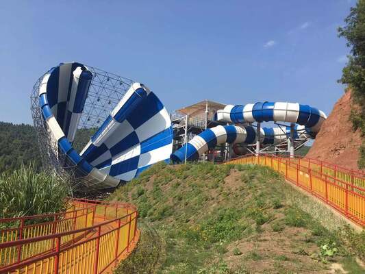 Zjeżdżalnia Abyss Slide AB-01 ze szklankowej włókna z 4-osobową płytką Clover i 18 m średnicy rogu z 15 m platformy